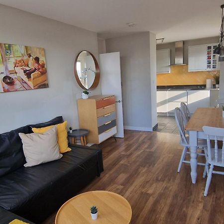 Beautiful 3-Bedroom Flat With Stunning Views Londres Exterior foto
